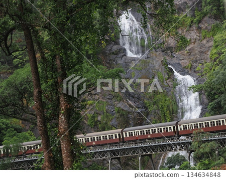 紅色火車穿過瀑布森林－遠處是庫蘭達高原。 134634848