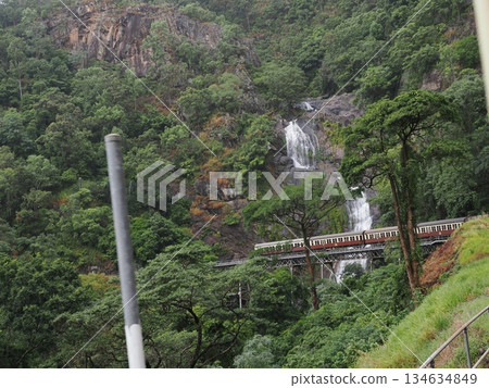 紅色火車穿過瀑布穀-從庫蘭達高原的山坡上駛來 紅色火車穿過瀑布穀-從庫蘭達高原的山坡上駛來 134634849