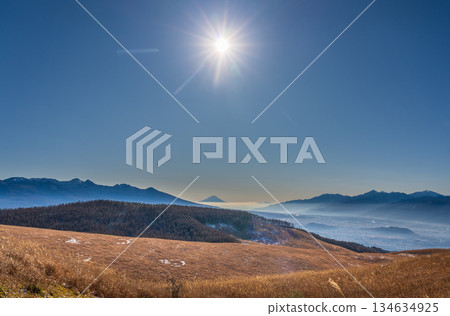 隆冬時節，富士山與霧峰高原上閃耀的白色霜花交相輝映。 134634925