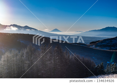 隆冬時節,富士山與霧峰高原上閃耀的白色霜花交相輝映。 隆冬時節,富士山與霧峰高原上閃耀的白色霜花交相輝映。 134634926