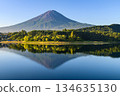 Inverted Fuji reflected in Lake Kawaguchi in summer, Yamanashi Prefecture 134635130