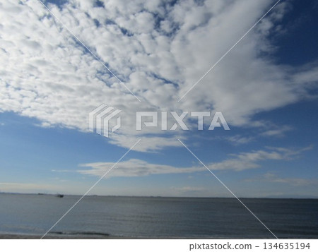 稻毛海岸的白雲藍天 稻毛海岸的白雲藍天 134635194
