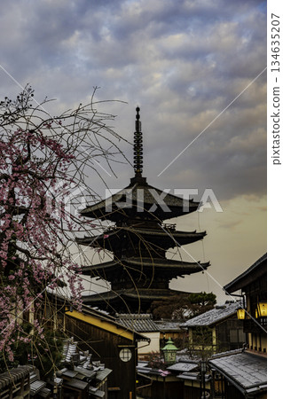 京都:五層寶塔與櫻花交相輝映的景色 京都:五層寶塔與櫻花交相輝映的景色 134635207