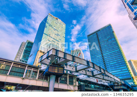 日本東京，12月23日。鋼樑覆蓋著福倉碼頭的甲板…（履帶式起重機也整齊排列…） 134635295