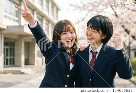 高中女生慶祝她們的成功-插圖素材 [134635622] - PIXTA圖庫