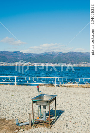 在非自然地點(諏訪湖)設置水槽和供水設施 在非自然地點(諏訪湖)設置水槽和供水設施 134636338