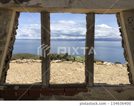在玻利維亞太陽島的廢墟中 在玻利維亞太陽島的廢墟中 134636400