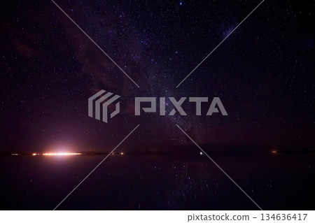 玻利維亞烏尤尼鹽沼的夜空 134636417