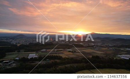 晨曦照亮鄉村 晨曦照亮鄉村 134637356