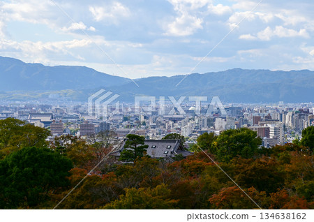 The view of Kyoto city skyline with blue sky and trees from kiyomizu-dera temple in Kyoto, Japan. Major tourist attraction in Kansai region in Japan. Travel concept. Japan cityscape. 134638162
