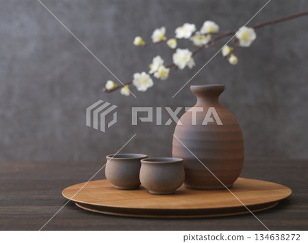 Japanese sake image: Sake bottle and sake cup set 134638272