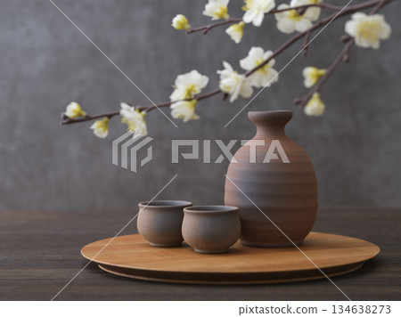 Japanese sake image: Sake bottle and sake cup set 134638273