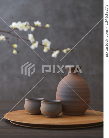 Japanese sake image: Sake bottle and sake cup set 134638275