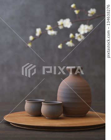 Japanese sake image: Sake bottle and sake cup set 134638276