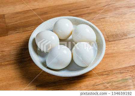 盛在小碟子裡的煮鵪鶉蛋 134639192