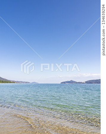 The clear blue waters of Miyazu Bay wash over the white sand of Amanohashidate 134639294