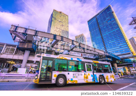 東京年末的城市景觀。鋼樑覆蓋著福倉碼頭（還有一排履帶起重機…）。 134639322