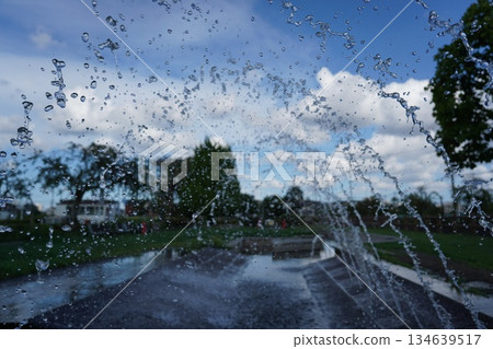 公園裡的小噴泉 公園裡的小噴泉 134639517