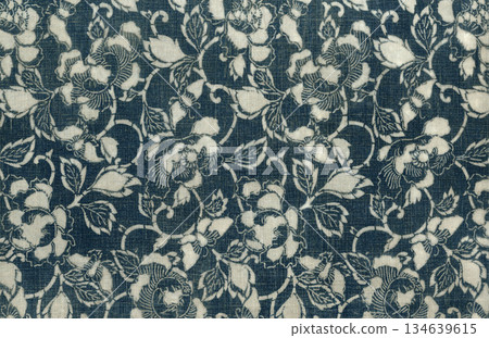 傳統的日本「型染」唐花圖案,復古靛藍染料,日本藍 傳統的日本「型染」唐花圖案,復古靛藍染料,日本藍 134639615
