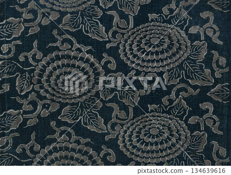 傳統的日本「型染」菊花圖案,復古靛藍染料,日本藍 傳統的日本「型染」菊花圖案,復古靛藍染料,日本藍 134639616