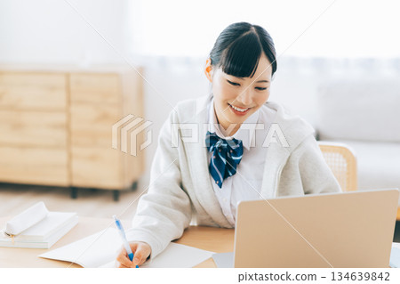High school students studying online 134639842