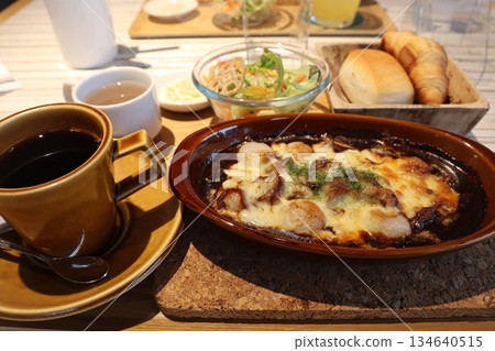 Enjoy a colorful Western-style breakfast with freshly baked gratin and bread Enjoy a colorful Western-style breakfast with freshly baked gratin and bread 134640515