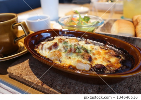 享用西式午餐,包括新鮮出爐的焗烤菜餚、色彩繽紛的沙拉、麵包和咖啡。 享用西式午餐,包括新鮮出爐的焗烤菜餚、色彩繽紛的沙拉、麵包和咖啡。 134640516