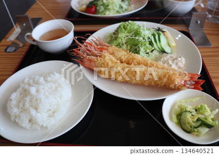 新鮮炸蝦套餐，令人滿足的午餐，充滿日式風格。 134640521