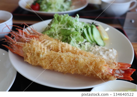Crispy fried shrimp, colorful salad and Western-style lunch 134640522