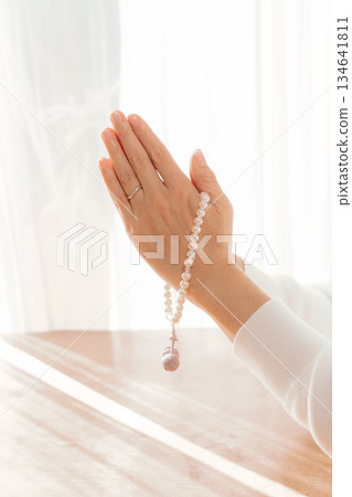 一位中年婦女在家中為逝者祈禱的雙手 134641811