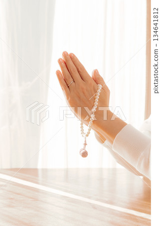 一位中年婦女在家中為逝者祈禱的雙手 134641812