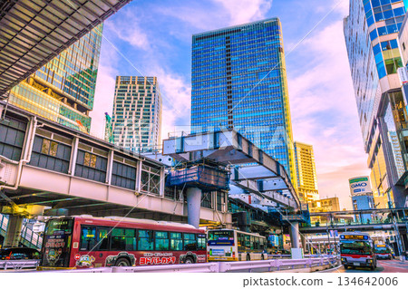 日本東京年末的都市景觀。鋼樑覆蓋著福樂碼頭。一片令人驚豔的新景象展現在眼前-澀谷。 日本東京年末的都市景觀。鋼樑覆蓋著福樂碼頭。一片令人驚豔的新景象展現在眼前-澀谷。 134642006