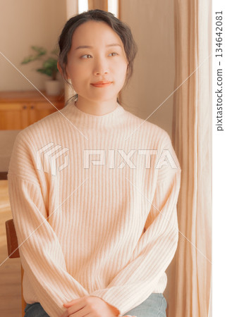 一位年輕女子在家中的肖像 134642081