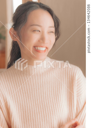 一位年輕女子在家中的肖像 134642086