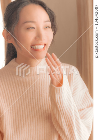 一位年輕女子在家中的肖像 134642087