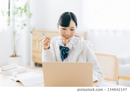 高中學生在線學習 134642147