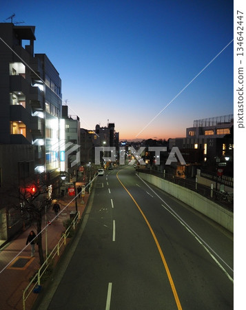 在夜幕降臨、路燈璀璨的藍調時刻，大田區山王街的德國街營造出迷人的都市景觀。 134642447