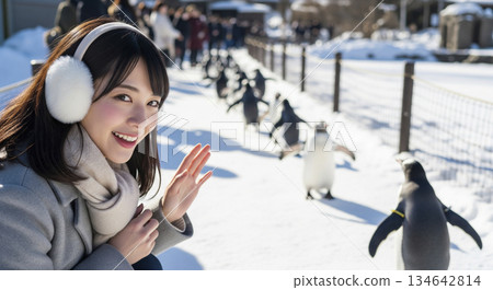 一位女士在動物園觀賞企鵝遊行。 134642814