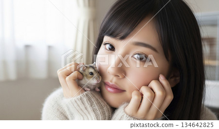 一位女士正在撫摸一隻倉鼠 134642825