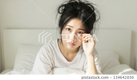 一個剛睡醒的女人 134642830