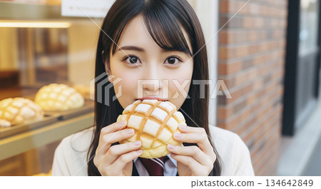 一位女士正在吃瓜麵包 134642849