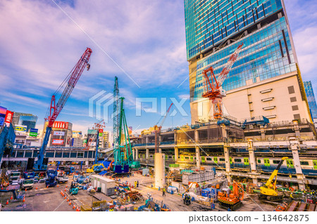 日本東京年末的都市景觀。一個「巨型水箱」安裝在一個圓柱形建築旁。履帶式起重機和其他設備也正在安裝中…=澀谷 日本東京年末的都市景觀。一個「巨型水箱」安裝在一個圓柱形建築旁。履帶式起重機和其他設備也正在安裝中…=澀谷 134642875