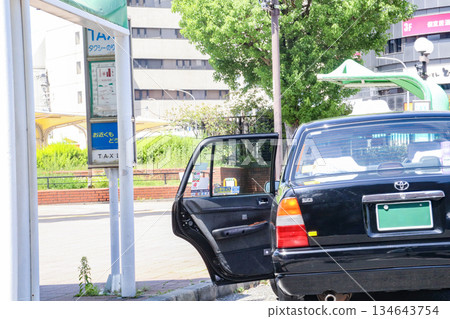 出租車等待客戶 出租車等待客戶 134643754