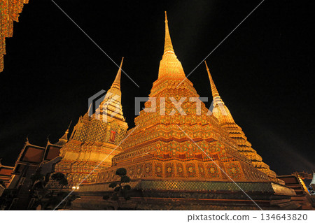 臥佛寺燈光璀璨 臥佛寺燈光璀璨 134643820