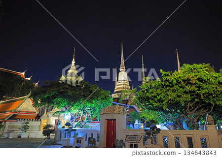 臥佛寺燈光璀璨 134643843