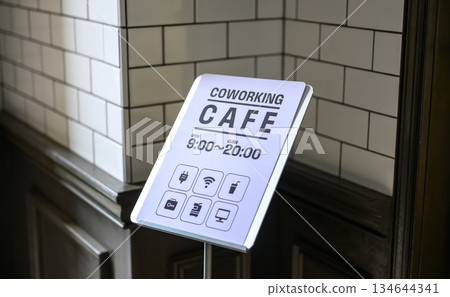 咖啡館營業時間資訊展示 134644341