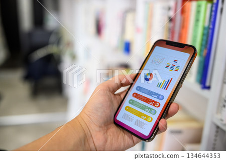 在智慧型手機上查看數據 134644353