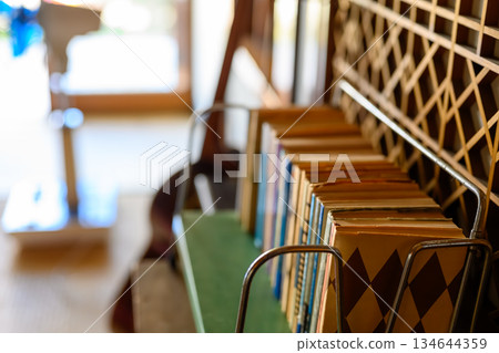 書架上的舊書 134644359