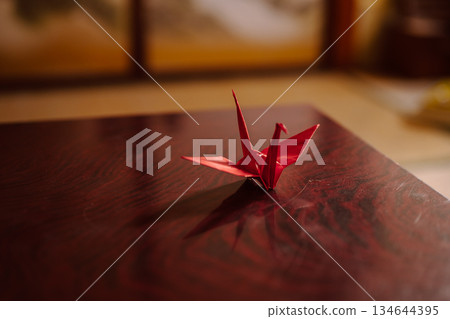 紅紙鶴與日式桌子 紅紙鶴與日式桌子 134644395