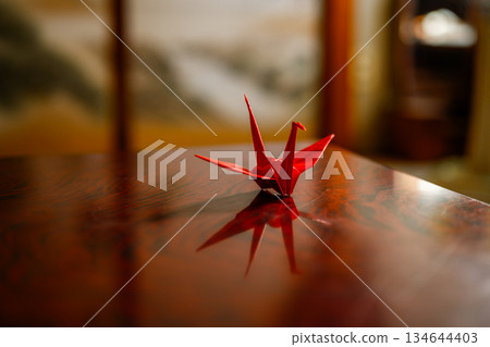 紅紙鶴和光澤 134644403
